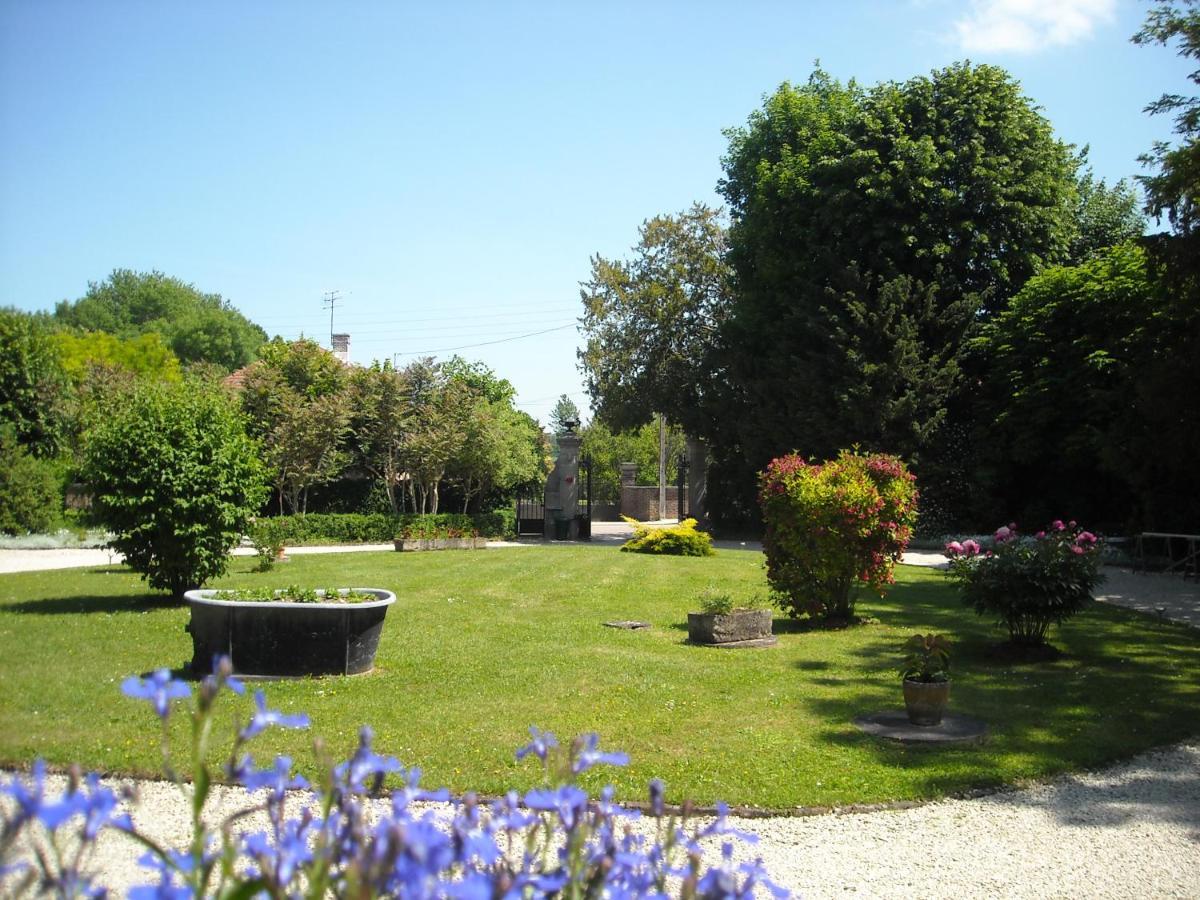 chateau de Pougy Extérieur photo