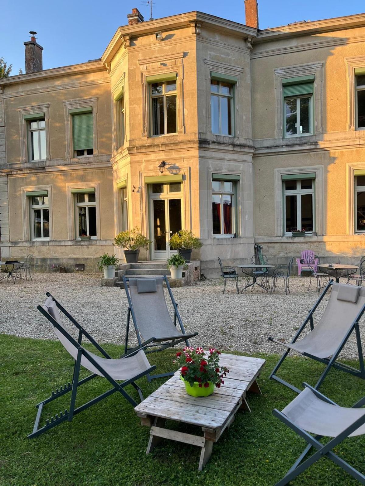 chateau de Pougy Extérieur photo